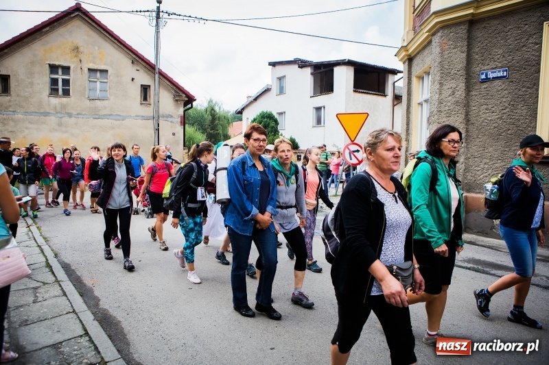 Zdjęcie w galerii na portalu naszraciborz.pl: Z Maryją idą głosić miłosierdzie. Pielgrzymi z powiatu raciborskiego w drodze na Jasną Górę  wiadomości z regionu