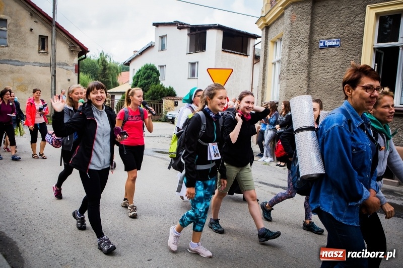 Zdjęcie w galerii na portalu naszraciborz.pl: Z Maryją idą głosić miłosierdzie. Pielgrzymi z powiatu raciborskiego w drodze na Jasną Górę  wiadomości z regionu