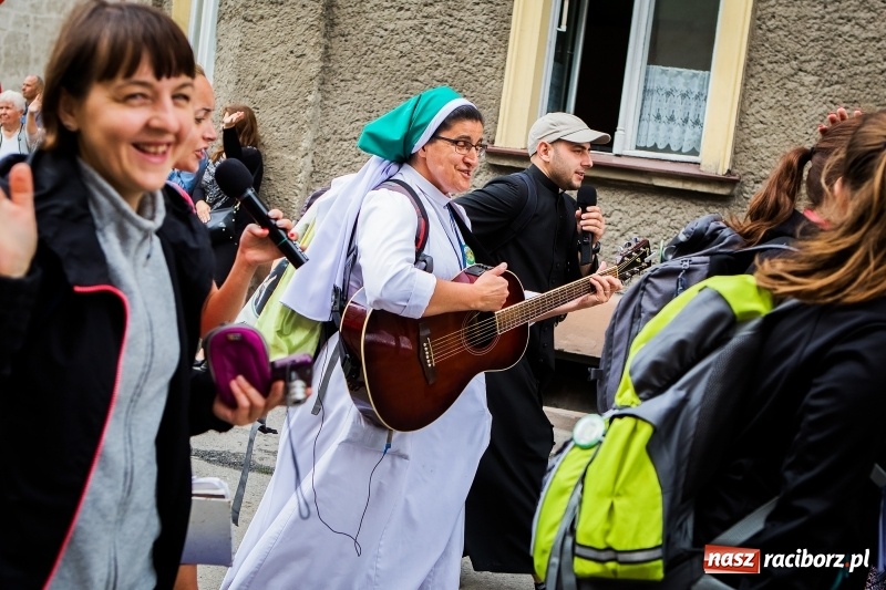 Zdjęcie w galerii na portalu naszraciborz.pl: Z Maryją idą głosić miłosierdzie. Pielgrzymi z powiatu raciborskiego w drodze na Jasną Górę  wiadomości z regionu