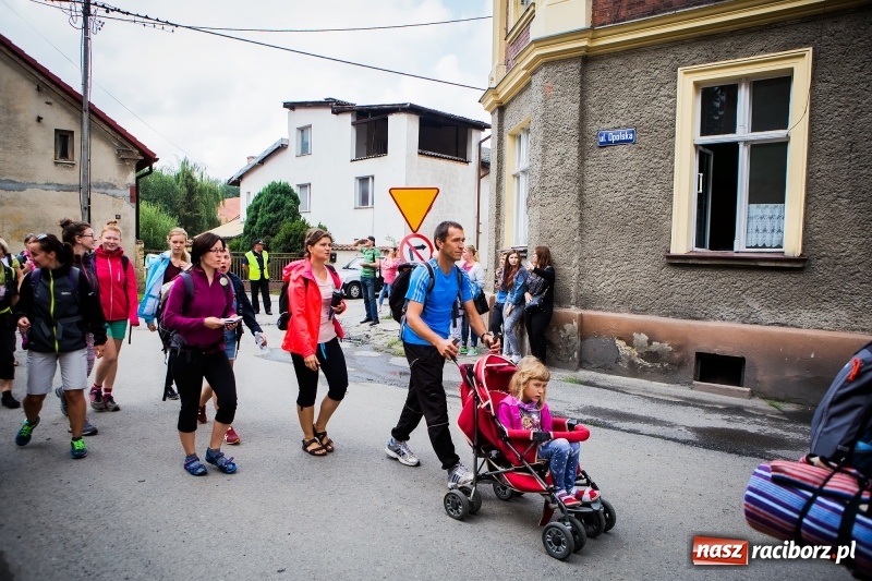 Zdjęcie w galerii na portalu naszraciborz.pl: Z Maryją idą głosić miłosierdzie. Pielgrzymi z powiatu raciborskiego w drodze na Jasną Górę  wiadomości z regionu