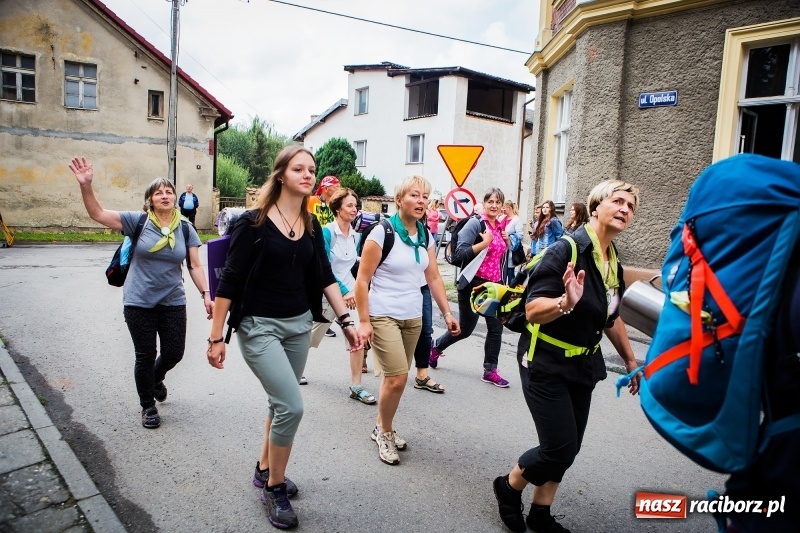 Zdjęcie w galerii na portalu naszraciborz.pl: Z Maryją idą głosić miłosierdzie. Pielgrzymi z powiatu raciborskiego w drodze na Jasną Górę  wiadomości z regionu