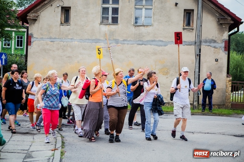 Zdjęcie w galerii na portalu naszraciborz.pl: Z Maryją idą głosić miłosierdzie. Pielgrzymi z powiatu raciborskiego w drodze na Jasną Górę  wiadomości z regionu
