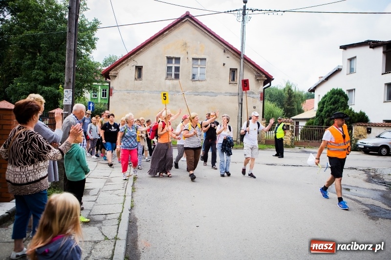 Zdjęcie w galerii na portalu naszraciborz.pl: Z Maryją idą głosić miłosierdzie. Pielgrzymi z powiatu raciborskiego w drodze na Jasną Górę  wiadomości z regionu
