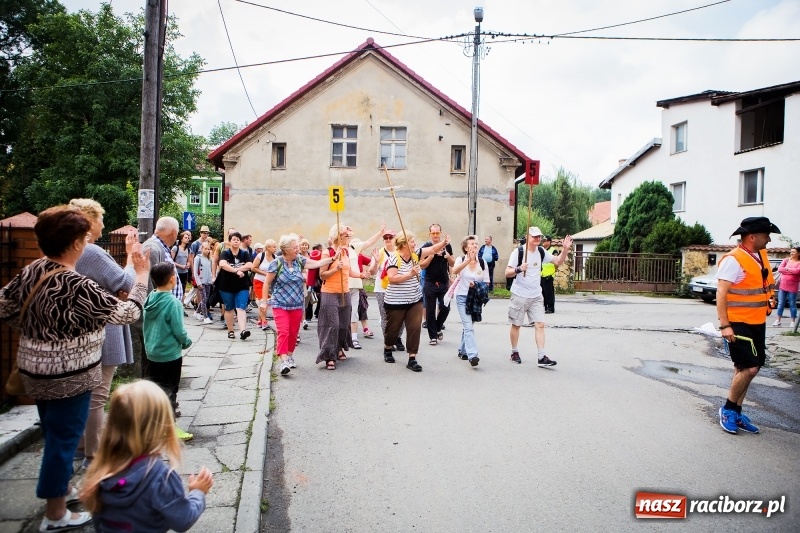 Zdjęcie w galerii na portalu naszraciborz.pl: Z Maryją idą głosić miłosierdzie. Pielgrzymi z powiatu raciborskiego w drodze na Jasną Górę  wiadomości z regionu