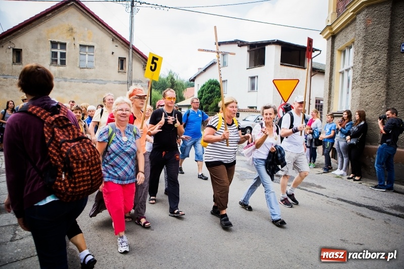 Zdjęcie w galerii na portalu naszraciborz.pl: Z Maryją idą głosić miłosierdzie. Pielgrzymi z powiatu raciborskiego w drodze na Jasną Górę  wiadomości z regionu