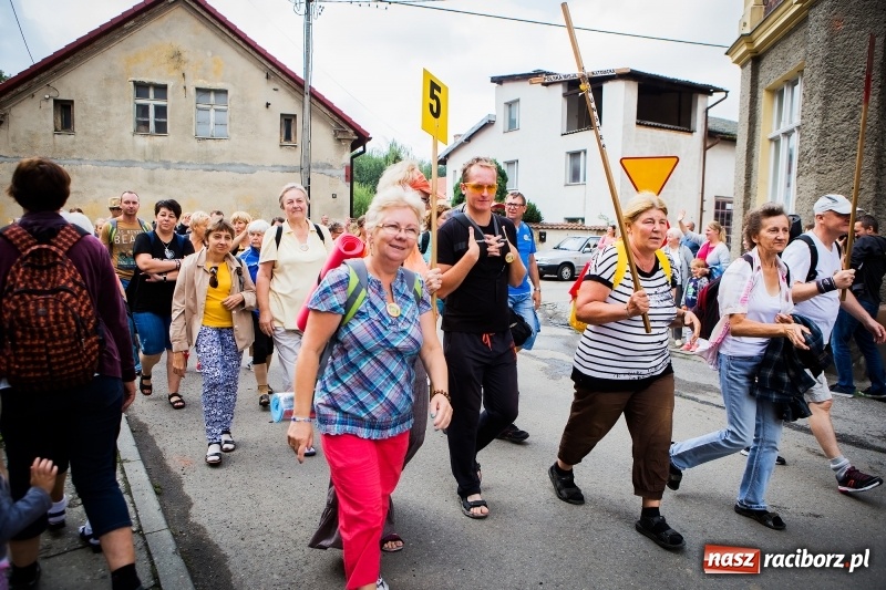 Zdjęcie w galerii na portalu naszraciborz.pl: Z Maryją idą głosić miłosierdzie. Pielgrzymi z powiatu raciborskiego w drodze na Jasną Górę  wiadomości z regionu