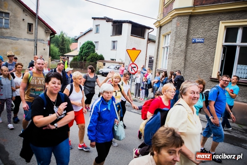 Zdjęcie w galerii na portalu naszraciborz.pl: Z Maryją idą głosić miłosierdzie. Pielgrzymi z powiatu raciborskiego w drodze na Jasną Górę  wiadomości z regionu