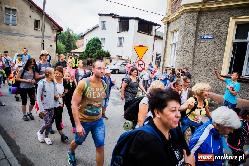Zdjęcie w galerii na portalu naszraciborz.pl: Z Maryją idą głosić miłosierdzie. Pielgrzymi z powiatu raciborskiego w drodze na Jasną Górę  wiadomości z regionu