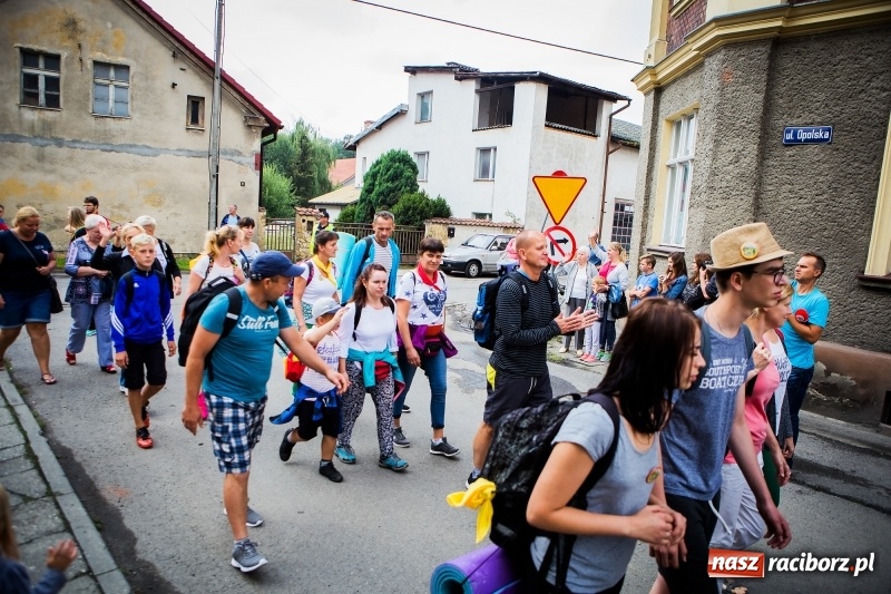 Zdjęcie w galerii na portalu naszraciborz.pl: Z Maryją idą głosić miłosierdzie. Pielgrzymi z powiatu raciborskiego w drodze na Jasną Górę  wiadomości z regionu