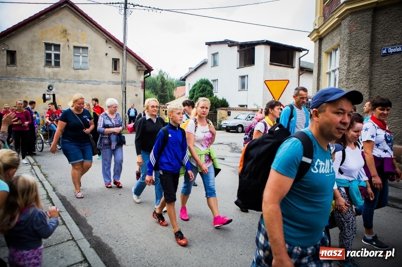 Zdjęcie w galerii na portalu naszraciborz.pl: Z Maryją idą głosić miłosierdzie. Pielgrzymi z powiatu raciborskiego w drodze na Jasną Górę  wiadomości z regionu
