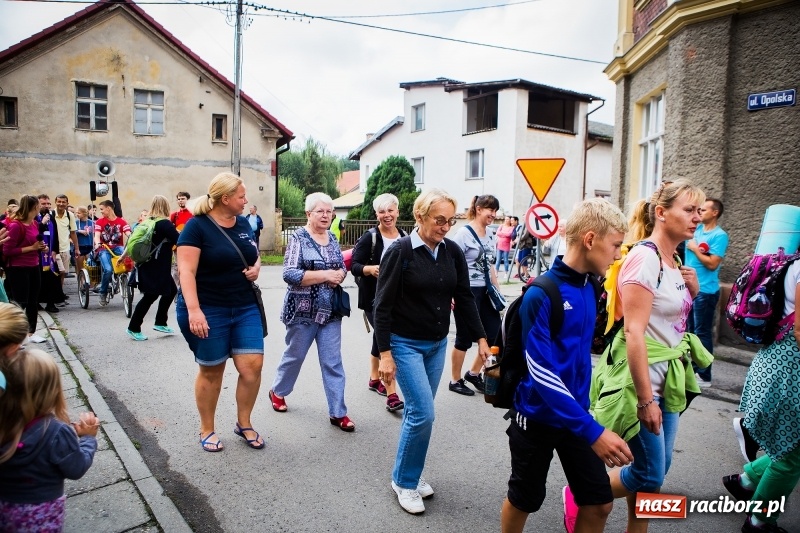 Zdjęcie w galerii na portalu naszraciborz.pl: Z Maryją idą głosić miłosierdzie. Pielgrzymi z powiatu raciborskiego w drodze na Jasną Górę  wiadomości z regionu