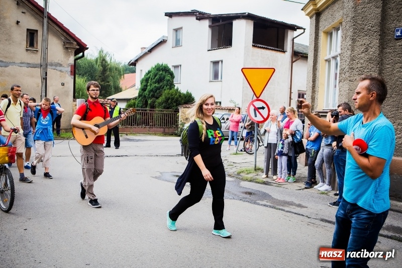 Zdjęcie w galerii na portalu naszraciborz.pl: Z Maryją idą głosić miłosierdzie. Pielgrzymi z powiatu raciborskiego w drodze na Jasną Górę  wiadomości z regionu