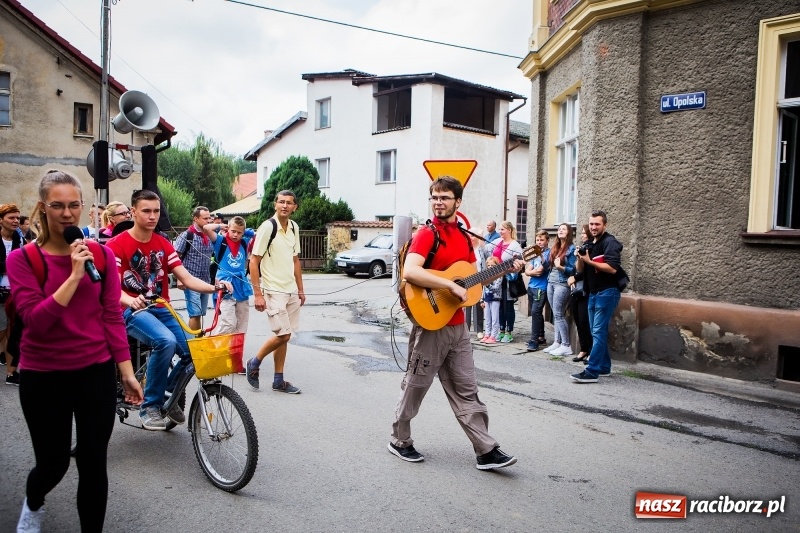 Zdjęcie w galerii na portalu naszraciborz.pl: Z Maryją idą głosić miłosierdzie. Pielgrzymi z powiatu raciborskiego w drodze na Jasną Górę  wiadomości z regionu
