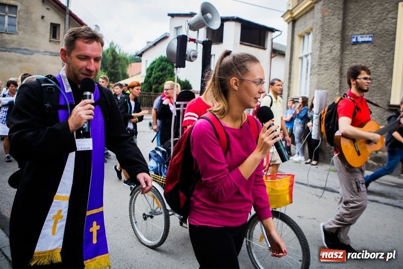 Zdjęcie w galerii na portalu naszraciborz.pl: Z Maryją idą głosić miłosierdzie. Pielgrzymi z powiatu raciborskiego w drodze na Jasną Górę  wiadomości z regionu