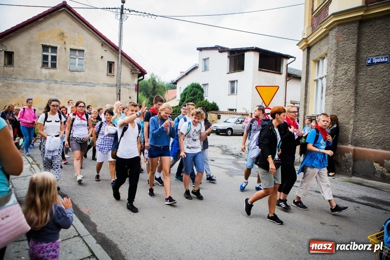Zdjęcie w galerii na portalu naszraciborz.pl: Z Maryją idą głosić miłosierdzie. Pielgrzymi z powiatu raciborskiego w drodze na Jasną Górę  wiadomości z regionu