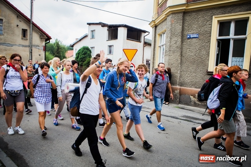 Zdjęcie w galerii na portalu naszraciborz.pl: Z Maryją idą głosić miłosierdzie. Pielgrzymi z powiatu raciborskiego w drodze na Jasną Górę  wiadomości z regionu