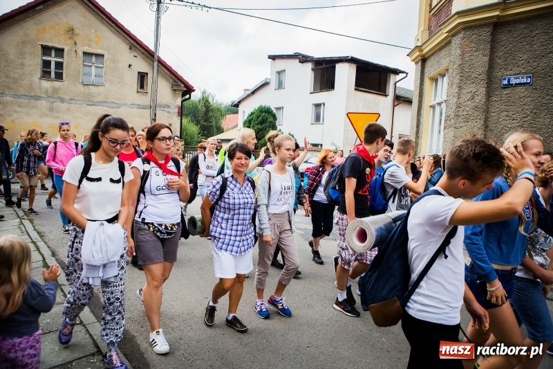 Zdjęcie w galerii na portalu naszraciborz.pl: Z Maryją idą głosić miłosierdzie. Pielgrzymi z powiatu raciborskiego w drodze na Jasną Górę  wiadomości z regionu