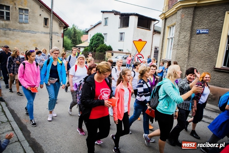 Zdjęcie w galerii na portalu naszraciborz.pl: Z Maryją idą głosić miłosierdzie. Pielgrzymi z powiatu raciborskiego w drodze na Jasną Górę  wiadomości z regionu