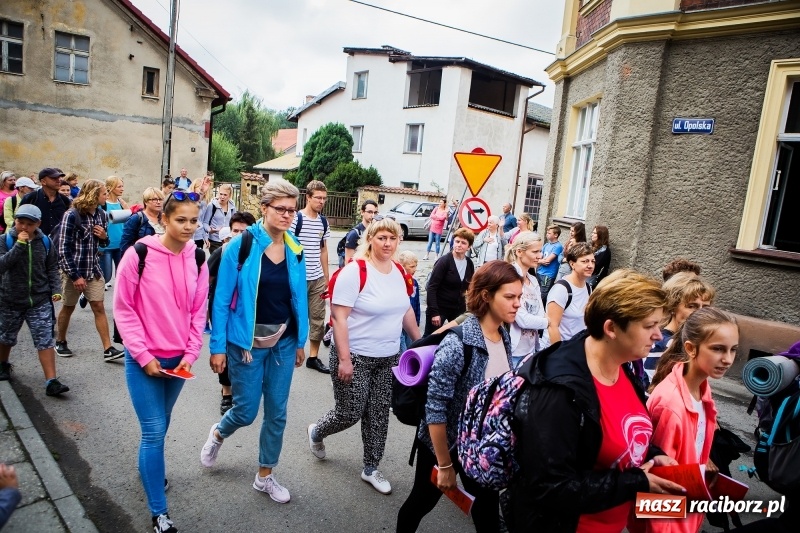 Zdjęcie w galerii na portalu naszraciborz.pl: Z Maryją idą głosić miłosierdzie. Pielgrzymi z powiatu raciborskiego w drodze na Jasną Górę  wiadomości z regionu