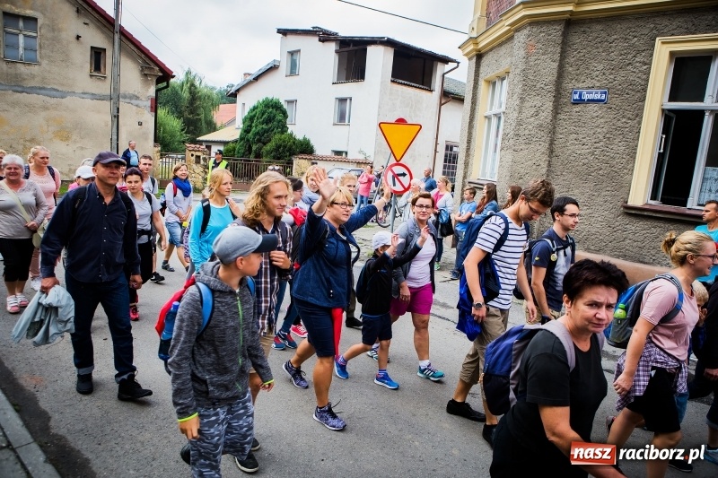 Zdjęcie w galerii na portalu naszraciborz.pl: Z Maryją idą głosić miłosierdzie. Pielgrzymi z powiatu raciborskiego w drodze na Jasną Górę  wiadomości z regionu