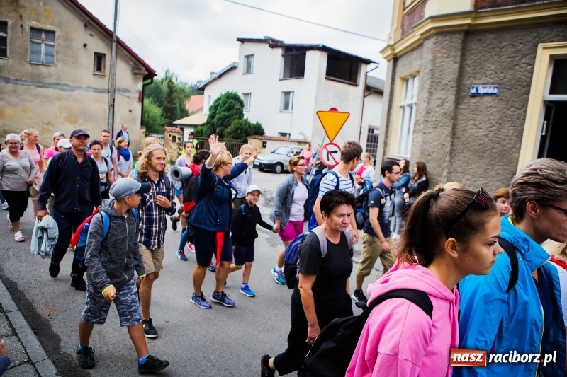 Zdjęcie w galerii na portalu naszraciborz.pl: Z Maryją idą głosić miłosierdzie. Pielgrzymi z powiatu raciborskiego w drodze na Jasną Górę  wiadomości z regionu