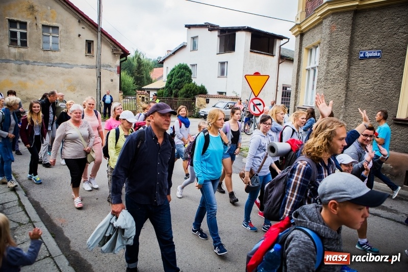 Zdjęcie w galerii na portalu naszraciborz.pl: Z Maryją idą głosić miłosierdzie. Pielgrzymi z powiatu raciborskiego w drodze na Jasną Górę  wiadomości z regionu