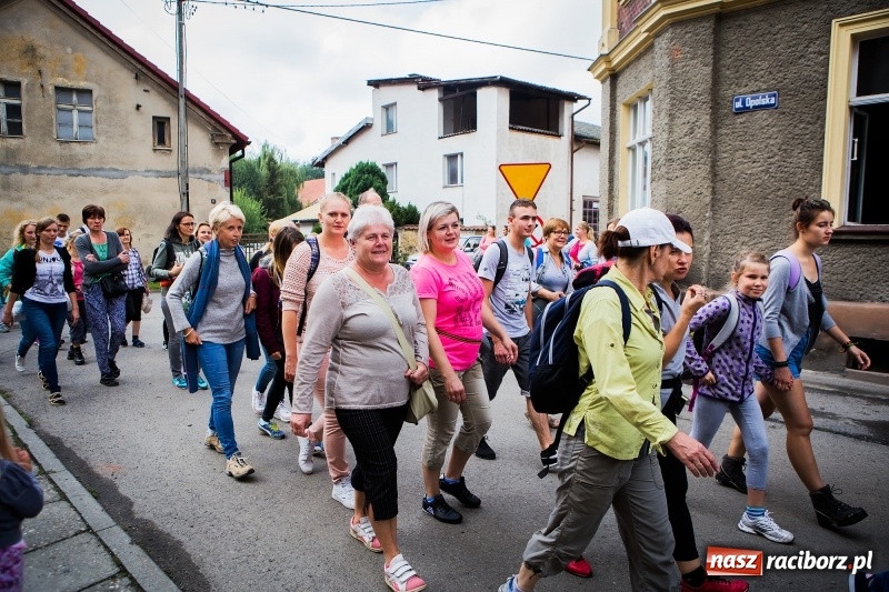 Zdjęcie w galerii na portalu naszraciborz.pl: Z Maryją idą głosić miłosierdzie. Pielgrzymi z powiatu raciborskiego w drodze na Jasną Górę  wiadomości z regionu