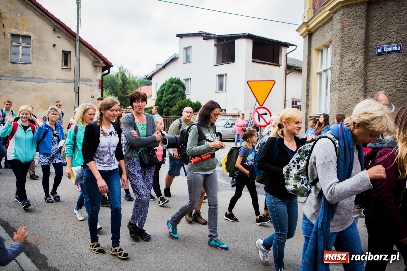 Zdjęcie w galerii na portalu naszraciborz.pl: Z Maryją idą głosić miłosierdzie. Pielgrzymi z powiatu raciborskiego w drodze na Jasną Górę  wiadomości z regionu