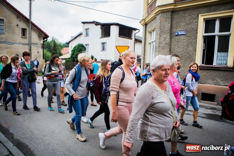 Zdjęcie w galerii na portalu naszraciborz.pl: Z Maryją idą głosić miłosierdzie. Pielgrzymi z powiatu raciborskiego w drodze na Jasną Górę  wiadomości z regionu