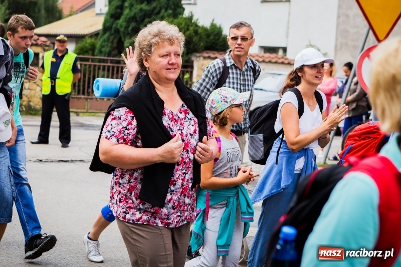 Zdjęcie w galerii na portalu naszraciborz.pl: Z Maryją idą głosić miłosierdzie. Pielgrzymi z powiatu raciborskiego w drodze na Jasną Górę  wiadomości z regionu