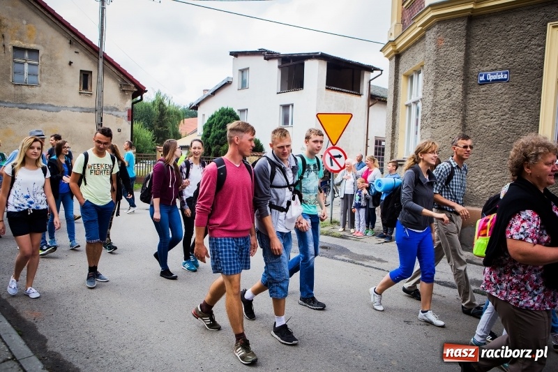 Zdjęcie w galerii na portalu naszraciborz.pl: Z Maryją idą głosić miłosierdzie. Pielgrzymi z powiatu raciborskiego w drodze na Jasną Górę  wiadomości z regionu