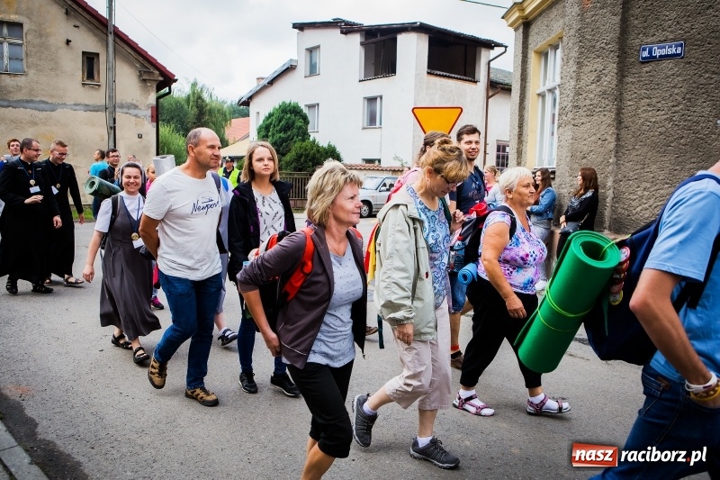 Zdjęcie w galerii na portalu naszraciborz.pl: Z Maryją idą głosić miłosierdzie. Pielgrzymi z powiatu raciborskiego w drodze na Jasną Górę  wiadomości z regionu