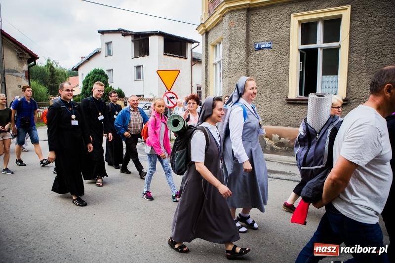 Zdjęcie w galerii na portalu naszraciborz.pl: Z Maryją idą głosić miłosierdzie. Pielgrzymi z powiatu raciborskiego w drodze na Jasną Górę  wiadomości z regionu