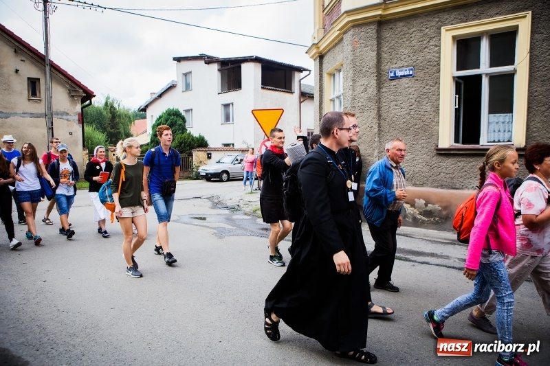 Zdjęcie w galerii na portalu naszraciborz.pl: Z Maryją idą głosić miłosierdzie. Pielgrzymi z powiatu raciborskiego w drodze na Jasną Górę  wiadomości z regionu