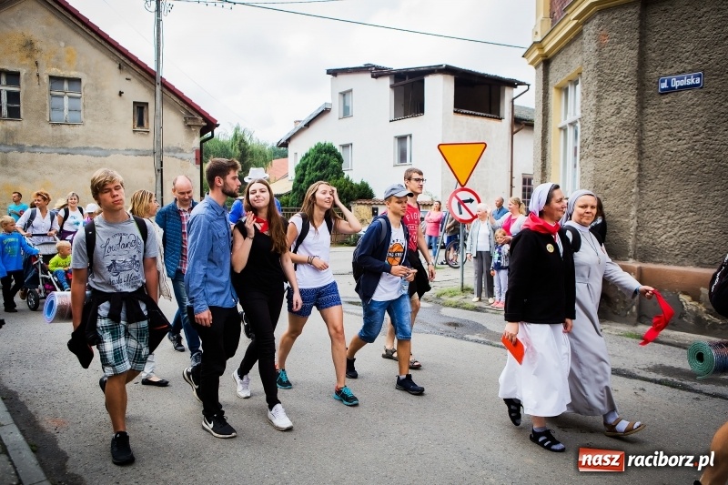 Zdjęcie w galerii na portalu naszraciborz.pl: Z Maryją idą głosić miłosierdzie. Pielgrzymi z powiatu raciborskiego w drodze na Jasną Górę  wiadomości z regionu