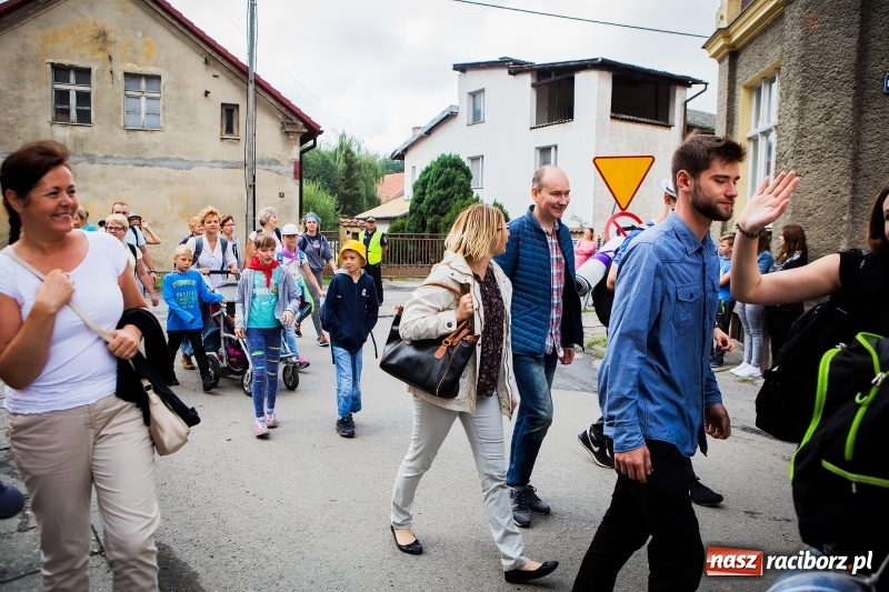 Zdjęcie w galerii na portalu naszraciborz.pl: Z Maryją idą głosić miłosierdzie. Pielgrzymi z powiatu raciborskiego w drodze na Jasną Górę  wiadomości z regionu