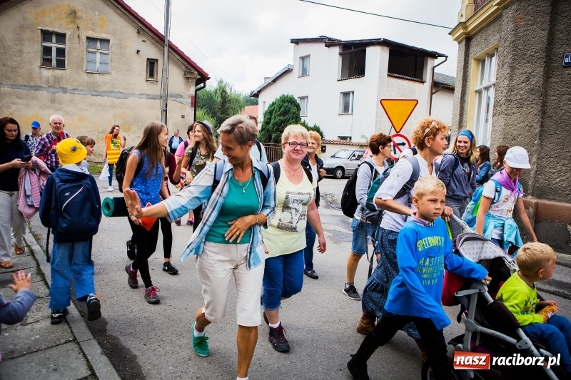 Zdjęcie w galerii na portalu naszraciborz.pl: Z Maryją idą głosić miłosierdzie. Pielgrzymi z powiatu raciborskiego w drodze na Jasną Górę  wiadomości z regionu
