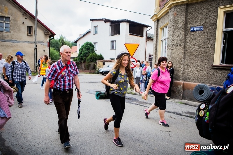 Zdjęcie w galerii na portalu naszraciborz.pl: Z Maryją idą głosić miłosierdzie. Pielgrzymi z powiatu raciborskiego w drodze na Jasną Górę  wiadomości z regionu