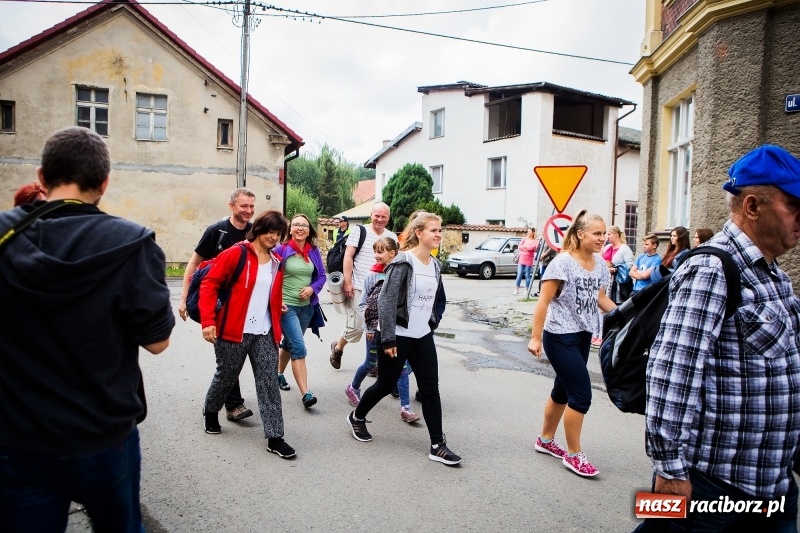 Zdjęcie w galerii na portalu naszraciborz.pl: Z Maryją idą głosić miłosierdzie. Pielgrzymi z powiatu raciborskiego w drodze na Jasną Górę  wiadomości z regionu