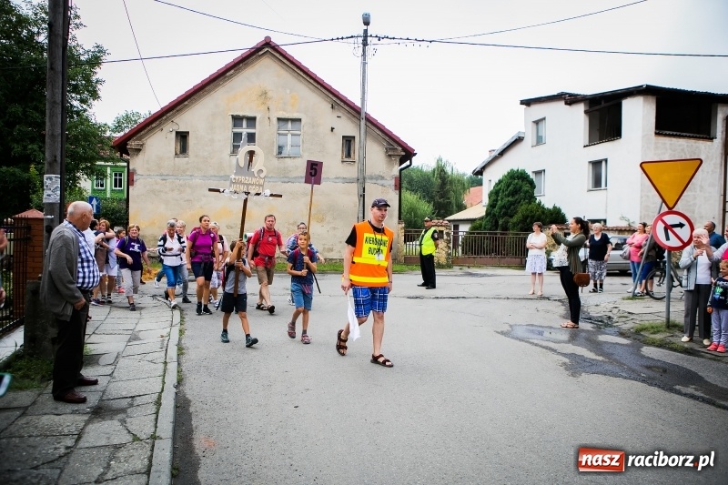 Zdjęcie w galerii na portalu naszraciborz.pl: Z Maryją idą głosić miłosierdzie. Pielgrzymi z powiatu raciborskiego w drodze na Jasną Górę  wiadomości z regionu