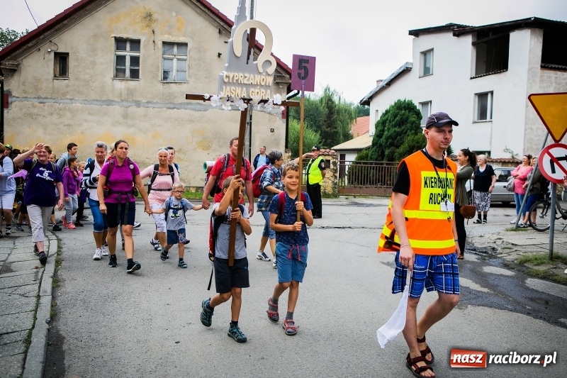 Zdjęcie w galerii na portalu naszraciborz.pl: Z Maryją idą głosić miłosierdzie. Pielgrzymi z powiatu raciborskiego w drodze na Jasną Górę  wiadomości z regionu