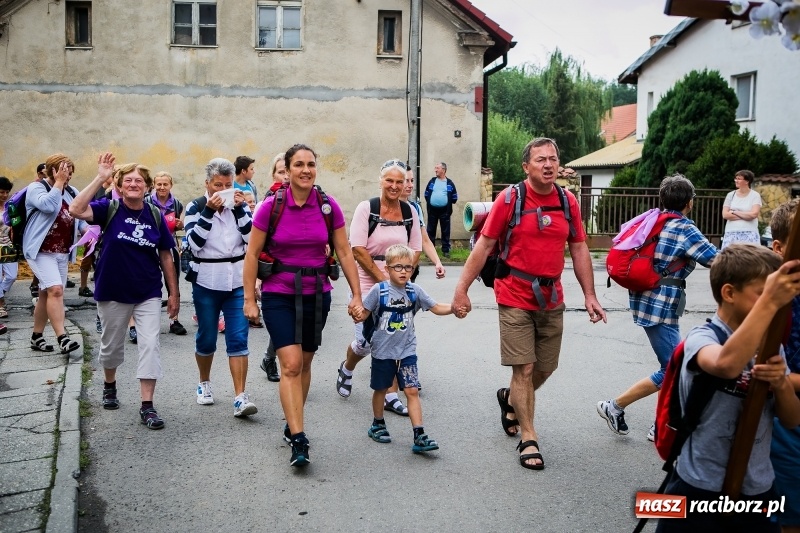 Zdjęcie w galerii na portalu naszraciborz.pl: Z Maryją idą głosić miłosierdzie. Pielgrzymi z powiatu raciborskiego w drodze na Jasną Górę  wiadomości z regionu