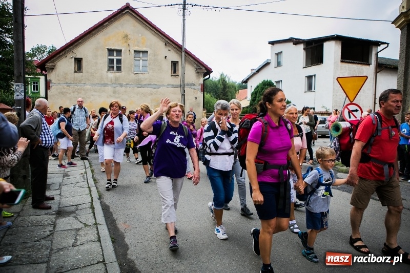 Zdjęcie w galerii na portalu naszraciborz.pl: Z Maryją idą głosić miłosierdzie. Pielgrzymi z powiatu raciborskiego w drodze na Jasną Górę  wiadomości z regionu