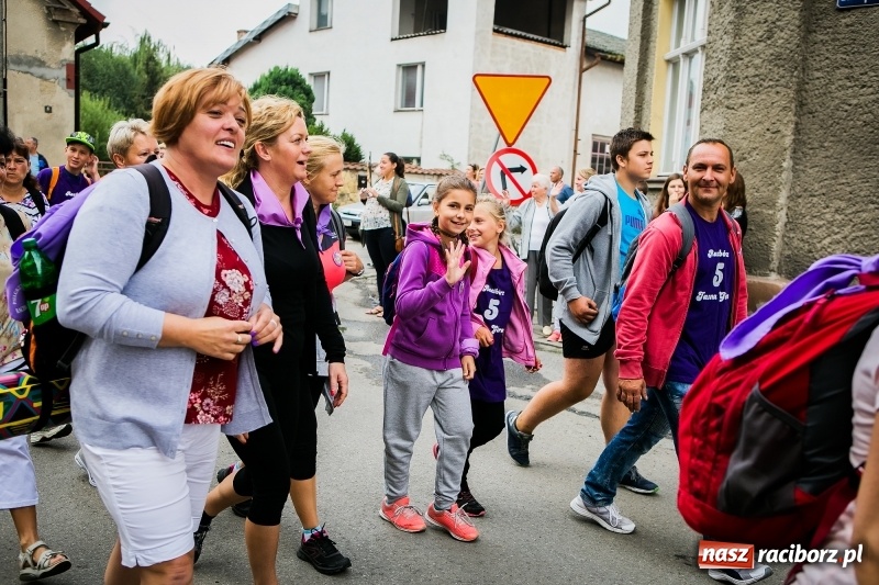 Zdjęcie w galerii na portalu naszraciborz.pl: Z Maryją idą głosić miłosierdzie. Pielgrzymi z powiatu raciborskiego w drodze na Jasną Górę  wiadomości z regionu