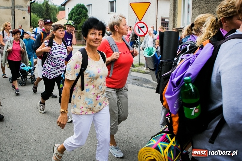 Zdjęcie w galerii na portalu naszraciborz.pl: Z Maryją idą głosić miłosierdzie. Pielgrzymi z powiatu raciborskiego w drodze na Jasną Górę  wiadomości z regionu