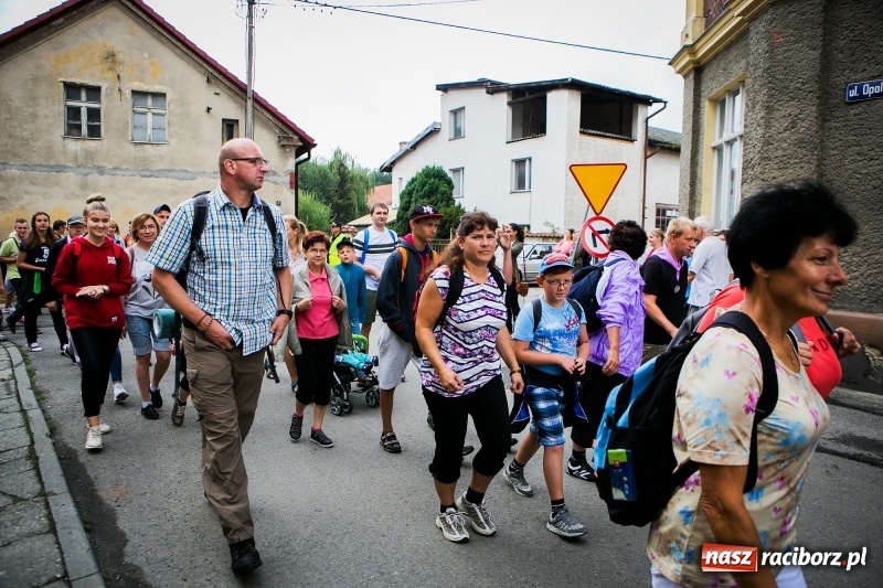 Zdjęcie w galerii na portalu naszraciborz.pl: Z Maryją idą głosić miłosierdzie. Pielgrzymi z powiatu raciborskiego w drodze na Jasną Górę  wiadomości z regionu