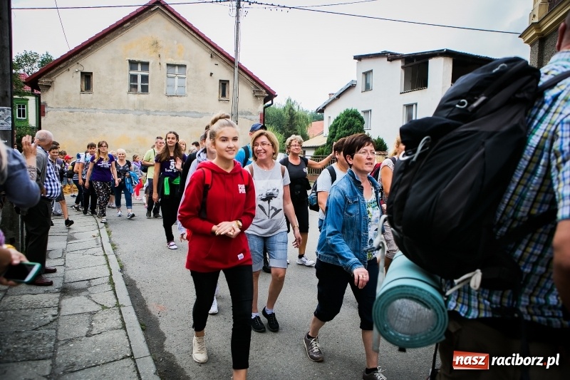 Zdjęcie w galerii na portalu naszraciborz.pl: Z Maryją idą głosić miłosierdzie. Pielgrzymi z powiatu raciborskiego w drodze na Jasną Górę  wiadomości z regionu