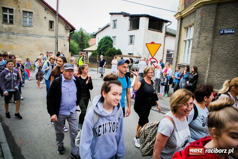 Zdjęcie w galerii na portalu naszraciborz.pl: Z Maryją idą głosić miłosierdzie. Pielgrzymi z powiatu raciborskiego w drodze na Jasną Górę  wiadomości z regionu