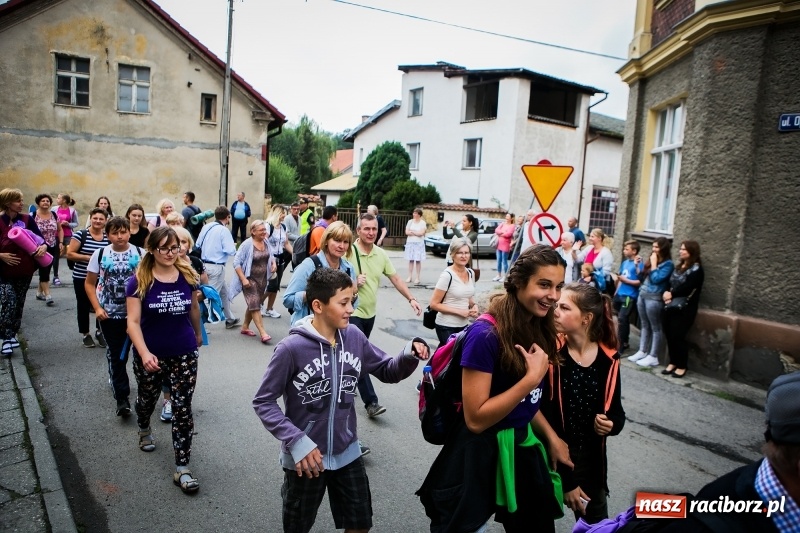 Zdjęcie w galerii na portalu naszraciborz.pl: Z Maryją idą głosić miłosierdzie. Pielgrzymi z powiatu raciborskiego w drodze na Jasną Górę  wiadomości z regionu