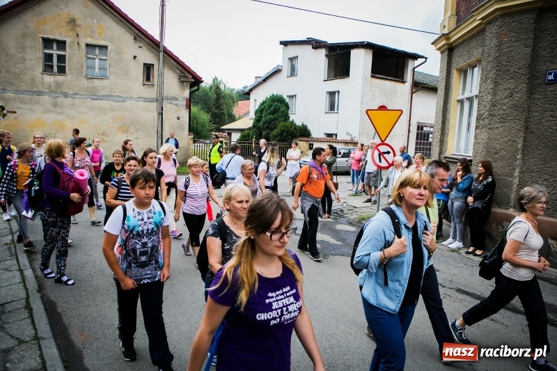 Zdjęcie w galerii na portalu naszraciborz.pl: Z Maryją idą głosić miłosierdzie. Pielgrzymi z powiatu raciborskiego w drodze na Jasną Górę  wiadomości z regionu